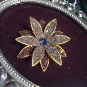 Vintage gold tone flower brooch